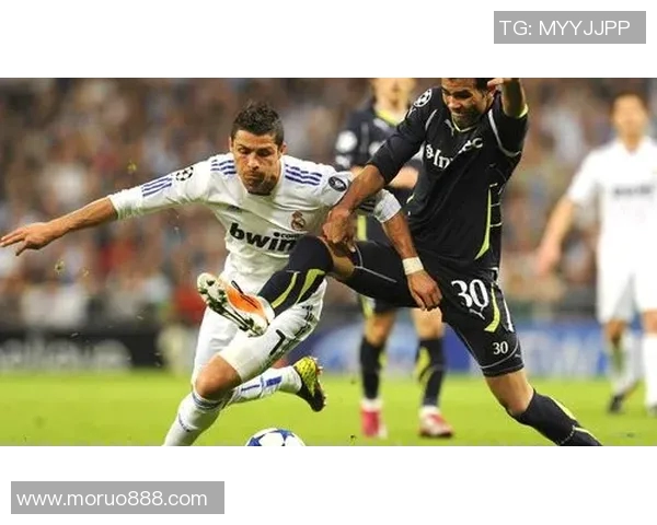 足球明星后面扎个辫子展现个性魅力与运动风采的完美结合